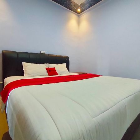 Отель Reddoorz Syariah Near Stasiun Wates Wates  Экстерьер фото