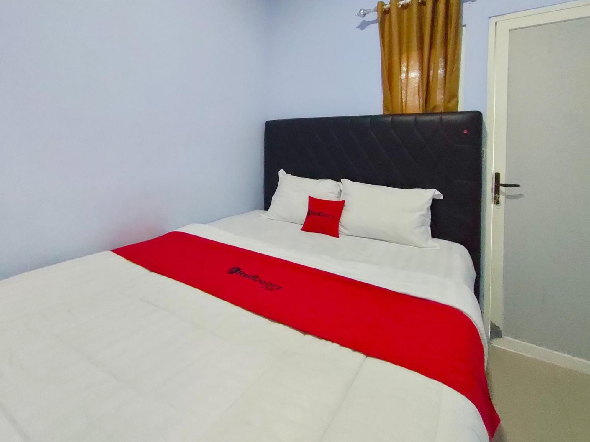 Отель Reddoorz Syariah Near Stasiun Wates Wates  Экстерьер фото