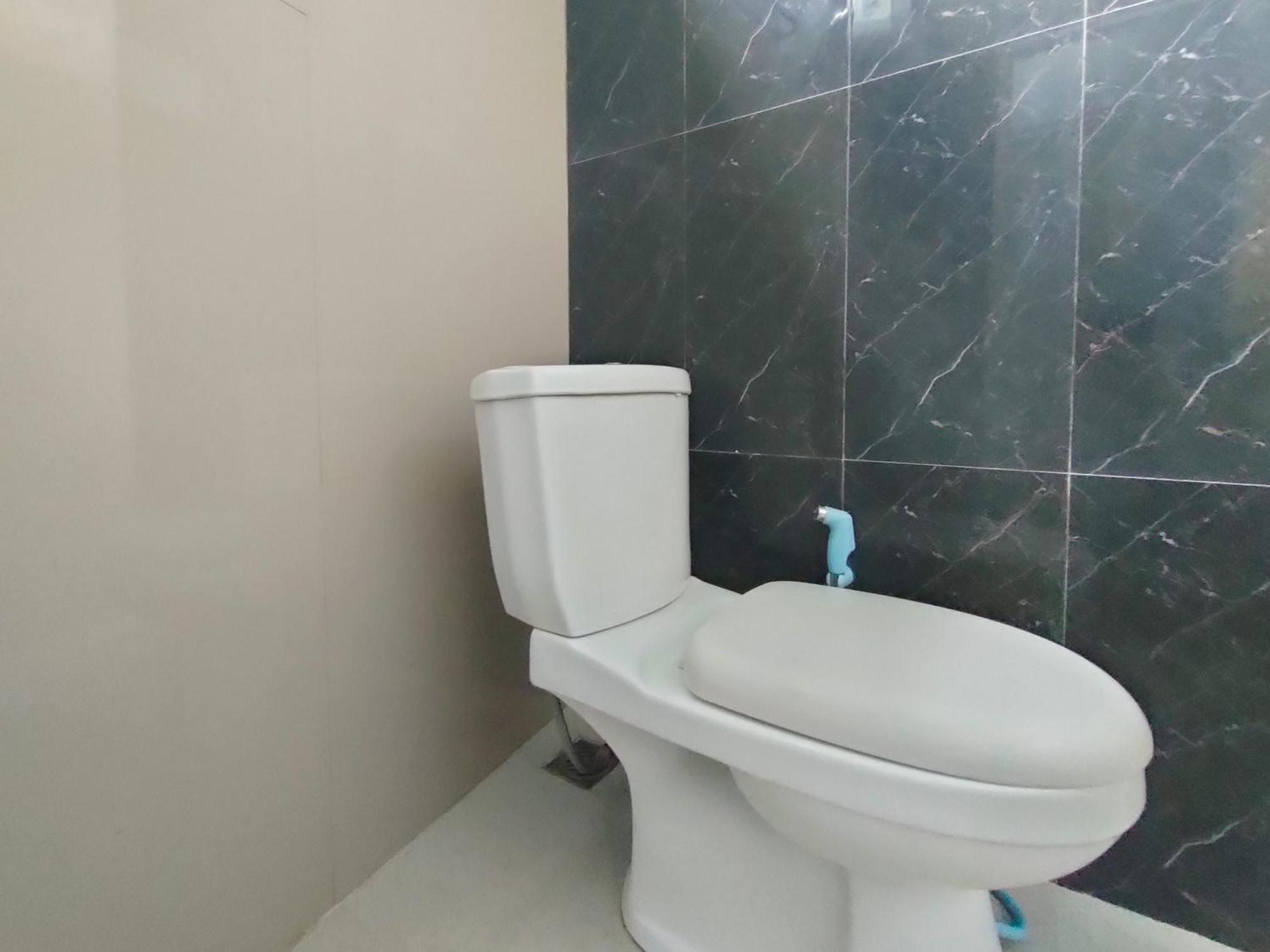 Отель Reddoorz Syariah Near Stasiun Wates Wates  Экстерьер фото