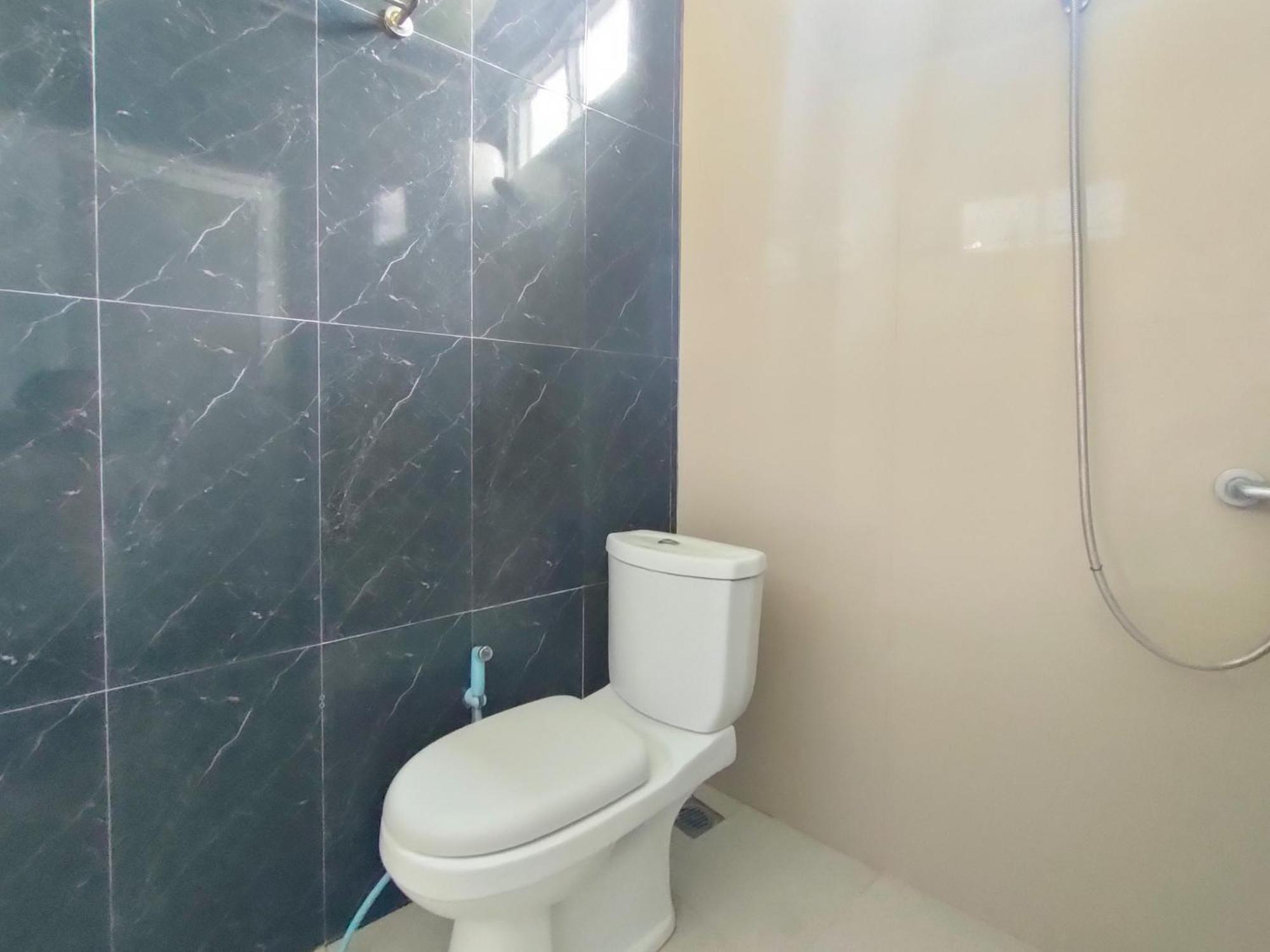 Отель Reddoorz Syariah Near Stasiun Wates Wates  Экстерьер фото