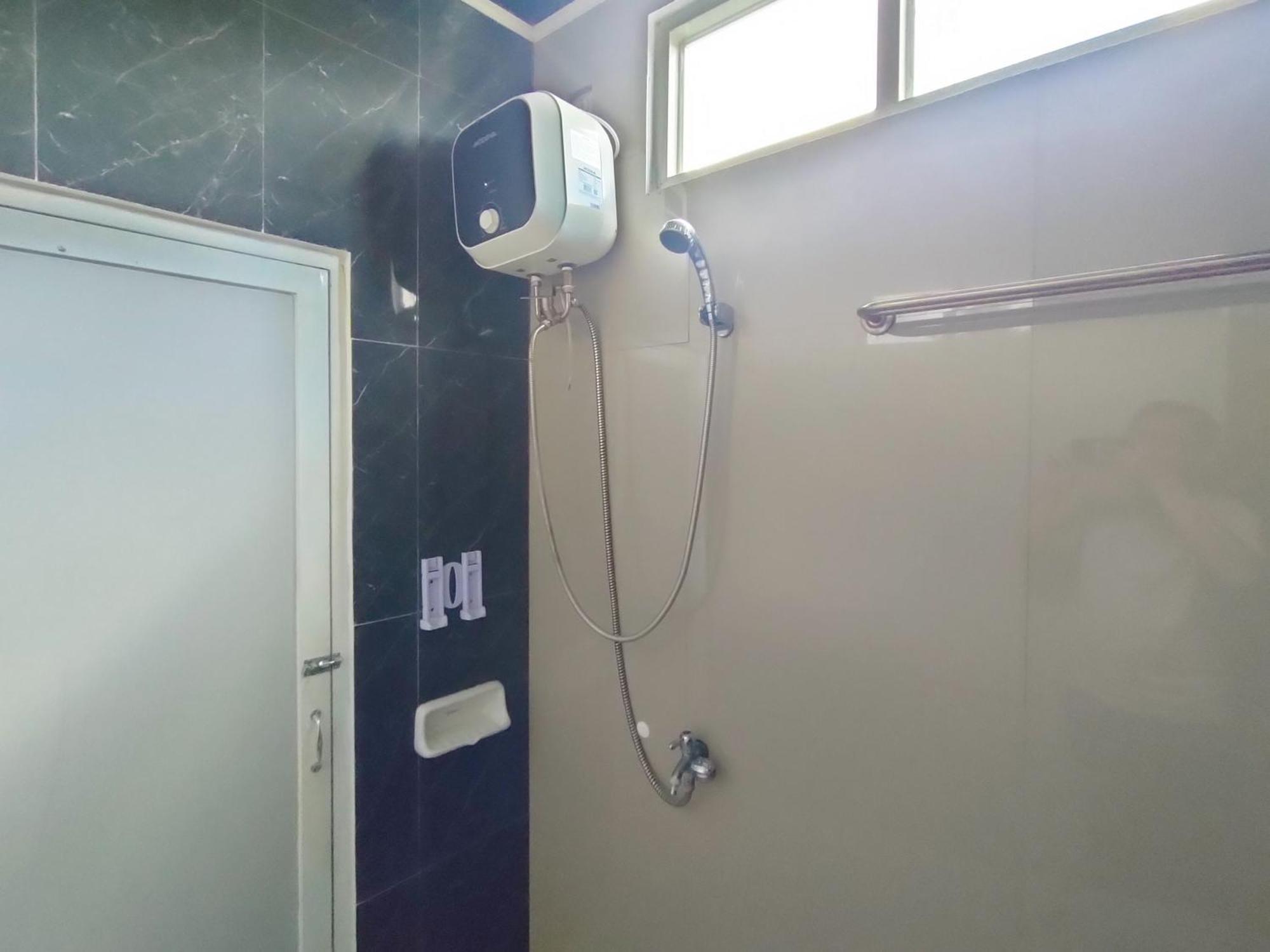 Отель Reddoorz Syariah Near Stasiun Wates Wates  Экстерьер фото