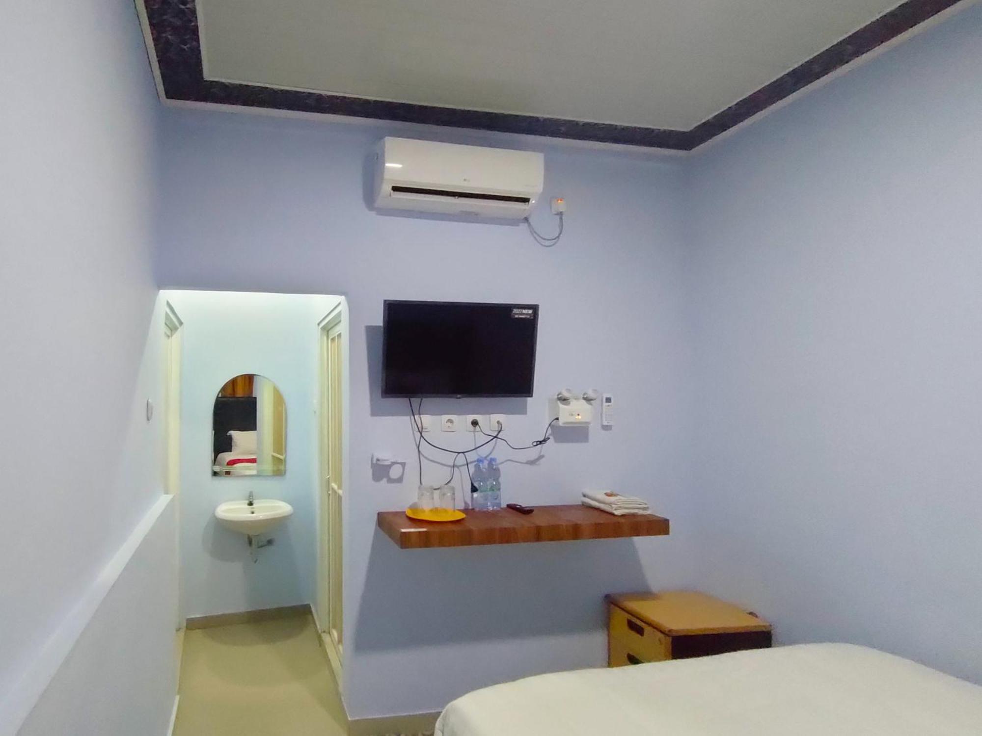Отель Reddoorz Syariah Near Stasiun Wates Wates  Экстерьер фото