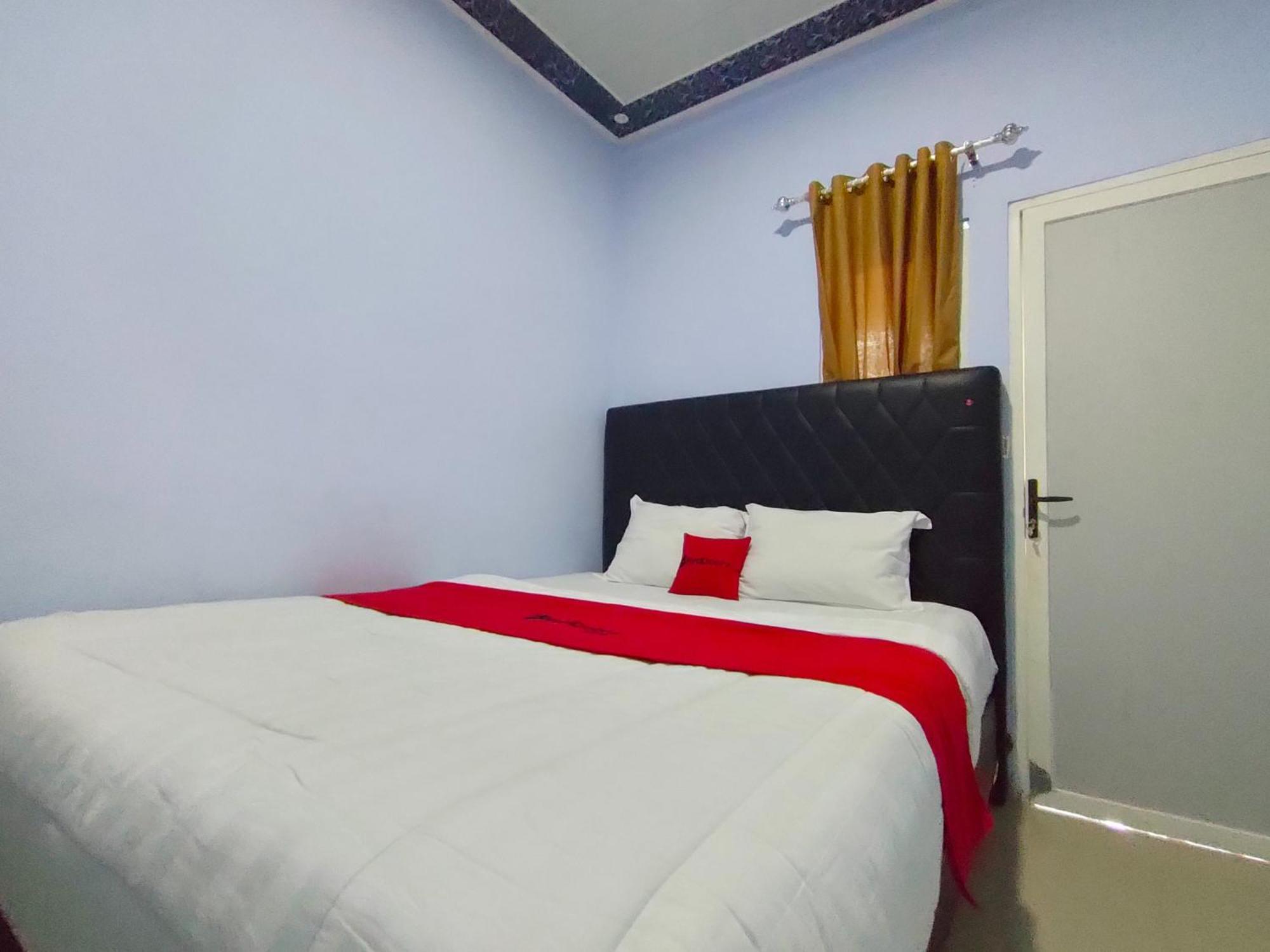 Отель Reddoorz Syariah Near Stasiun Wates Wates  Экстерьер фото