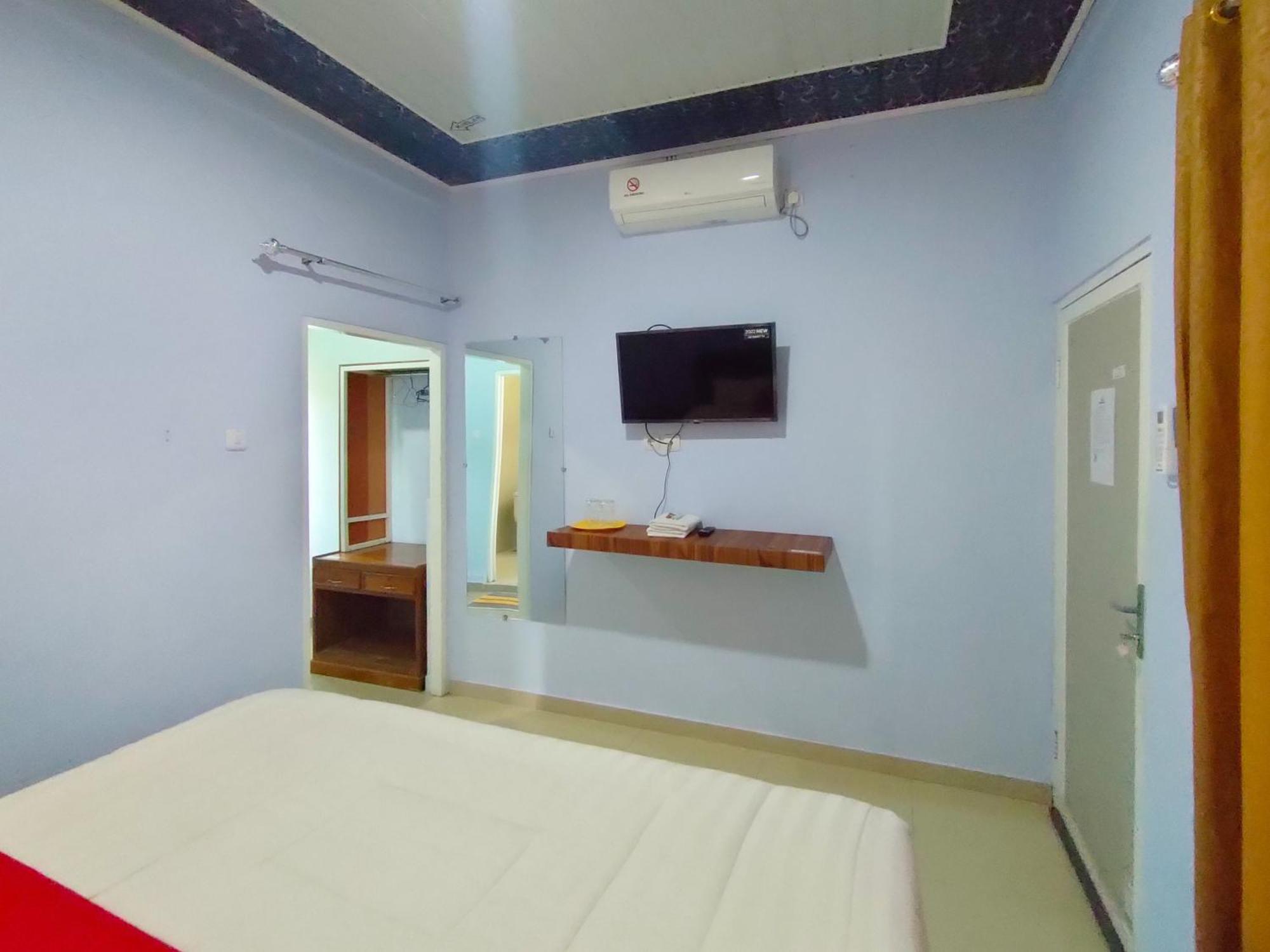 Отель Reddoorz Syariah Near Stasiun Wates Wates  Экстерьер фото