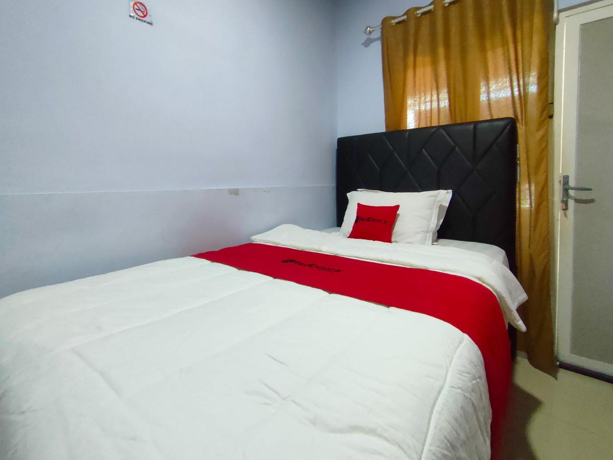 Отель Reddoorz Syariah Near Stasiun Wates Wates  Экстерьер фото