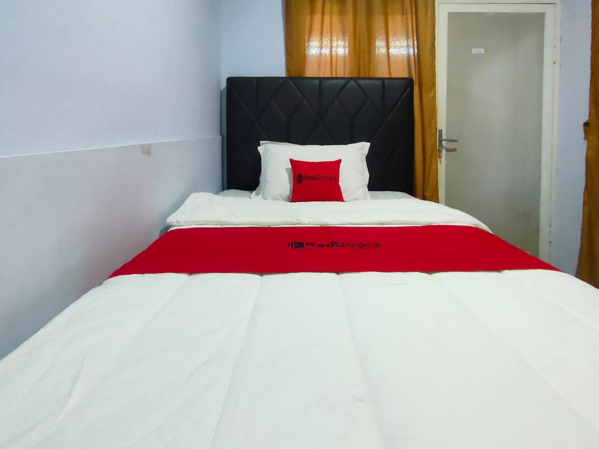 Отель Reddoorz Syariah Near Stasiun Wates Wates  Экстерьер фото