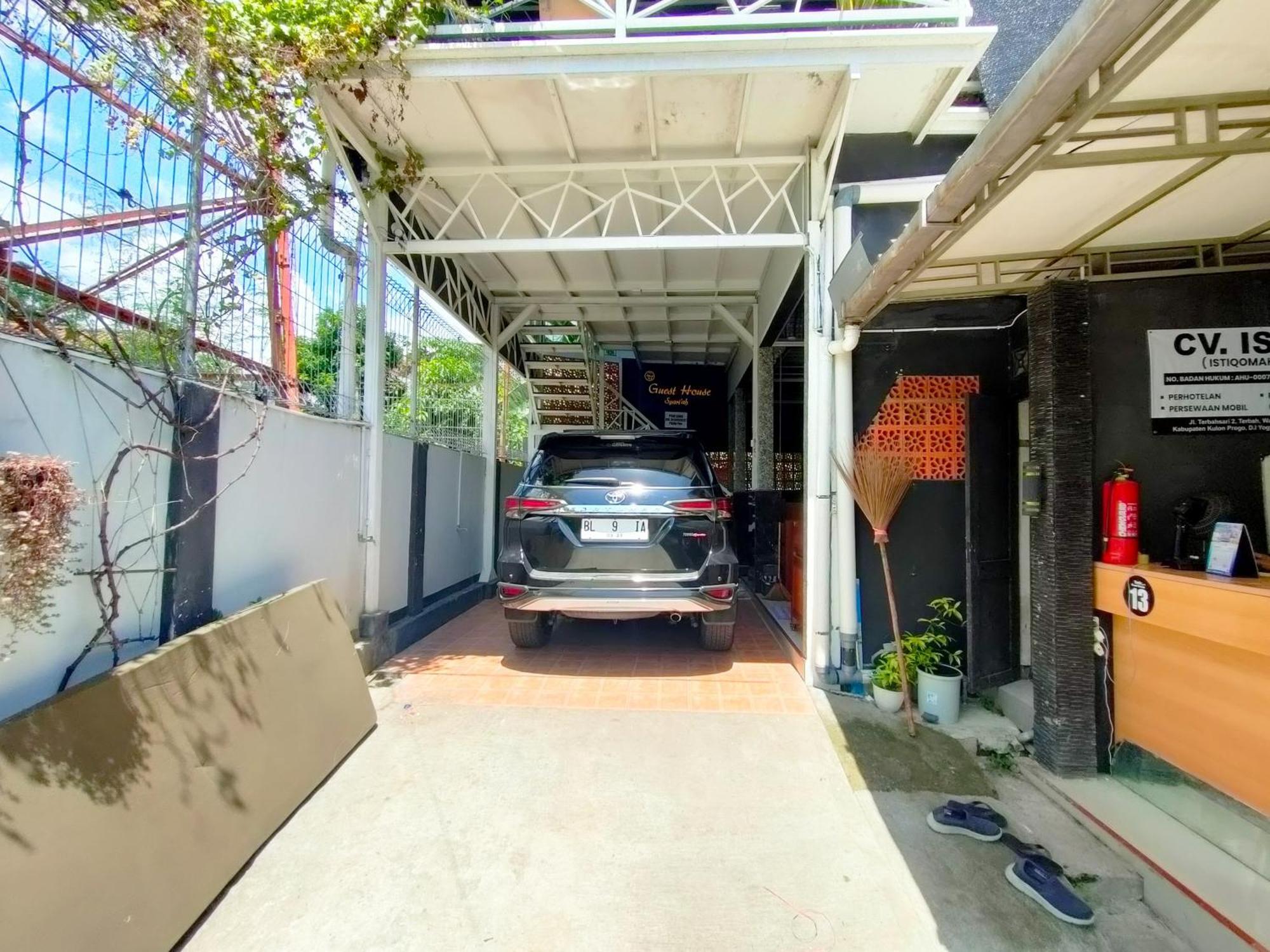 Отель Reddoorz Syariah Near Stasiun Wates Wates  Экстерьер фото