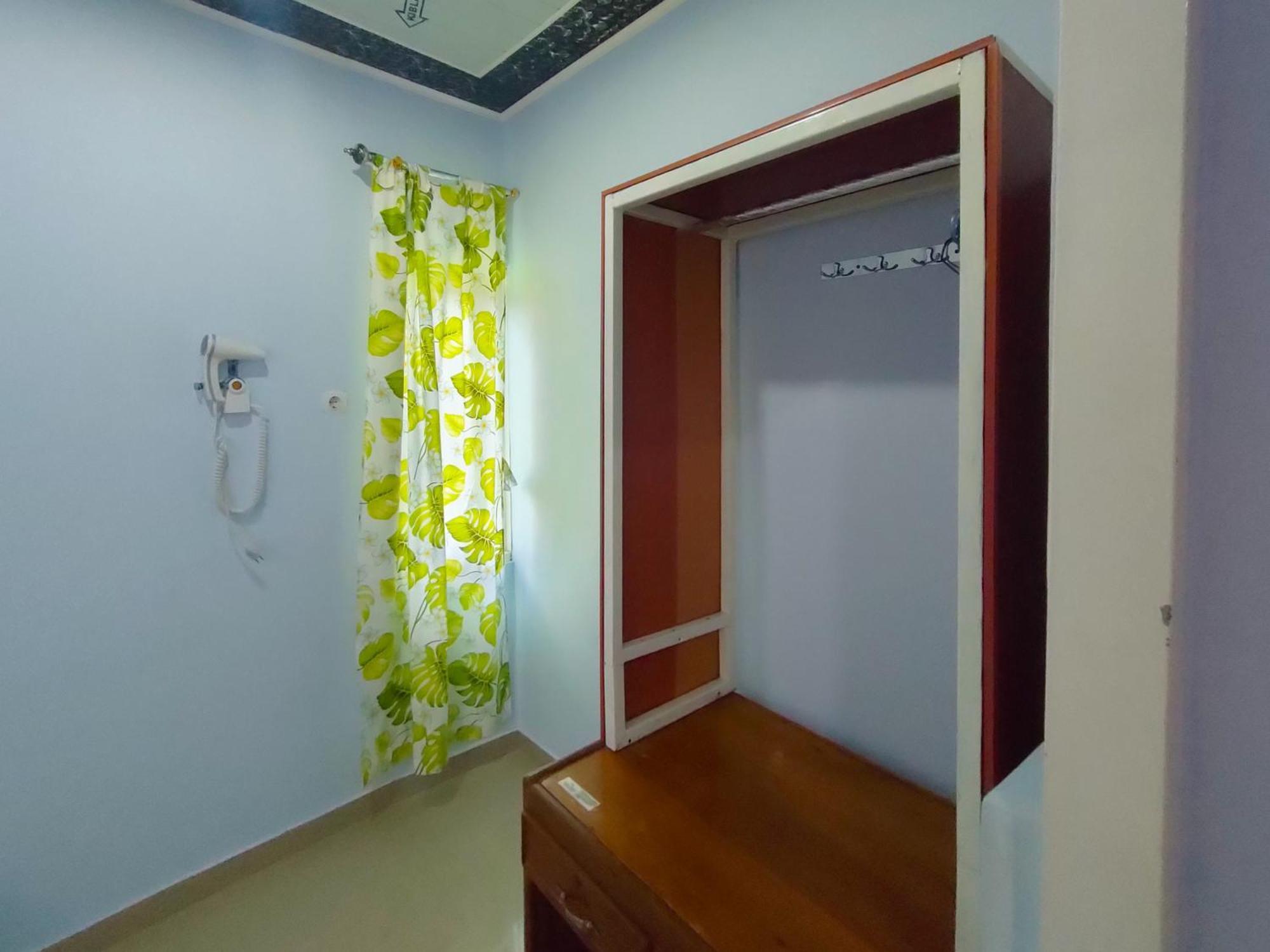 Отель Reddoorz Syariah Near Stasiun Wates Wates  Экстерьер фото